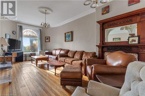 231 Dundas Street W, Greater Napanee, ON - Indoor Photo Showing Living Room