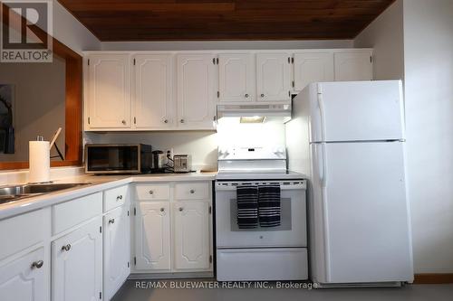 12 Park Avenue, Lambton Shores (Grand Bend), ON - Indoor Photo Showing Kitchen