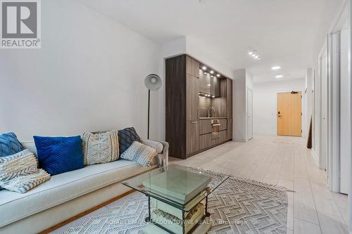 813 - 15 Mercer Street, Toronto, ON - Indoor Photo Showing Living Room