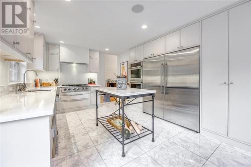 10216 Parkside Crescent, Grand Bend, ON - Indoor Photo Showing Kitchen With Upgraded Kitchen