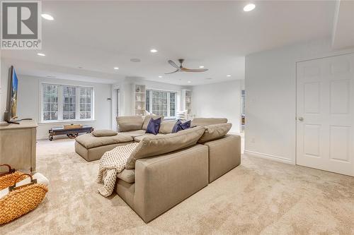 10216 Parkside Crescent, Grand Bend, ON - Indoor Photo Showing Living Room