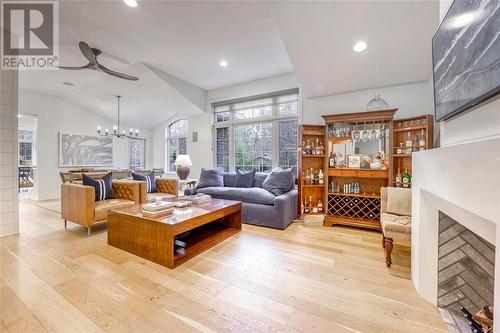 10216 Parkside Crescent, Grand Bend, ON - Indoor Photo Showing Living Room