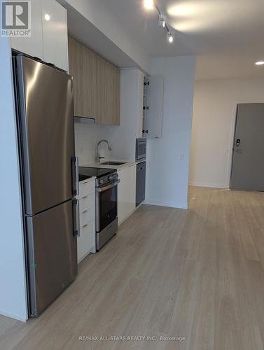 2209 - 30 Upper Mall Way, Vaughan, ON - Indoor Photo Showing Kitchen With Stainless Steel Kitchen