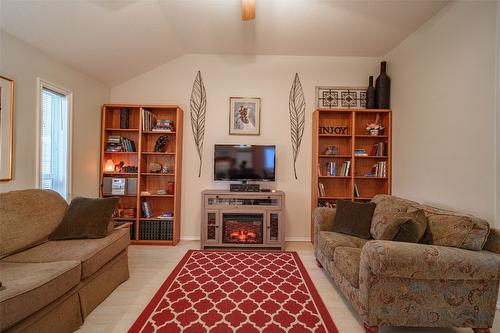 114 Bass Road, Enderby, BC - Indoor Photo Showing Living Room