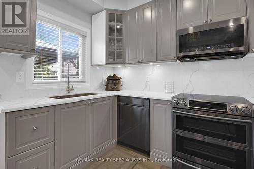 1106 Cumming Boulevard, Milton, ON - Indoor Photo Showing Kitchen With Upgraded Kitchen