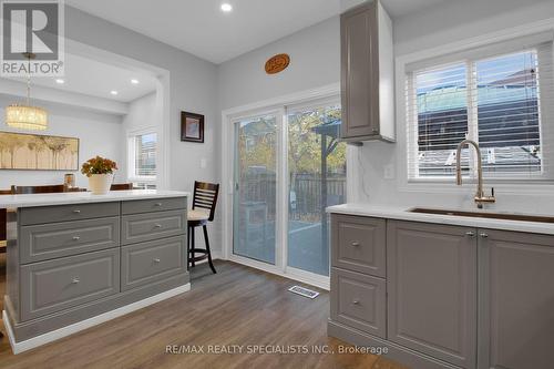 1106 Cumming Boulevard, Milton, ON - Indoor Photo Showing Kitchen