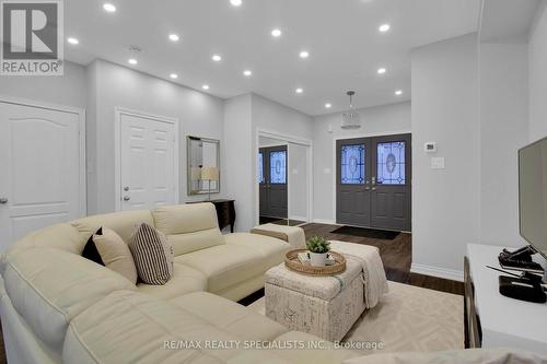 1106 Cumming Boulevard, Milton, ON - Indoor Photo Showing Living Room