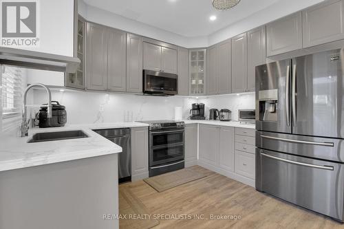 1106 Cumming Boulevard, Milton, ON - Indoor Photo Showing Kitchen With Upgraded Kitchen