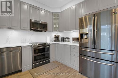 1106 Cumming Boulevard, Milton, ON - Indoor Photo Showing Kitchen With Upgraded Kitchen