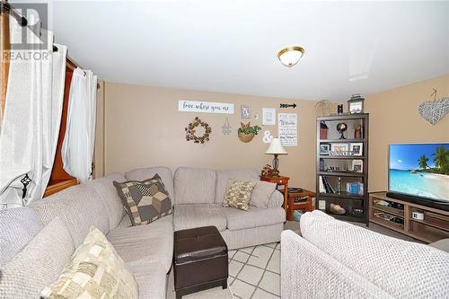 4775 Algonquin Road, Augusta (809 - Augusta Twp), ON - Indoor Photo Showing Living Room