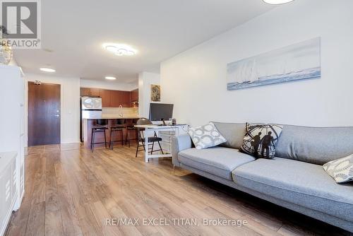 908 - 7 North Park Road, Vaughan, ON - Indoor Photo Showing Living Room