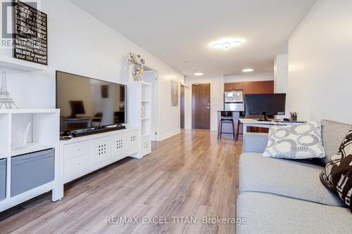 908 - 7 North Park Road, Vaughan, ON - Indoor Photo Showing Living Room