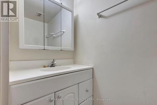 202 - 1389 White Oaks Boulevard, Oakville, ON - Indoor Photo Showing Bathroom