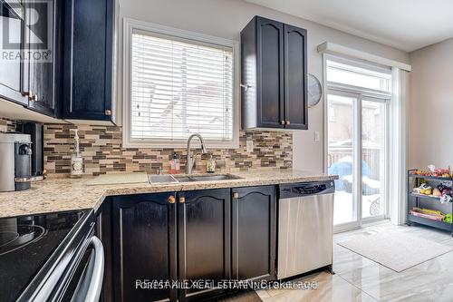 113 Destino Crescent, Vaughan, ON - Indoor Photo Showing Kitchen With Double Sink With Upgraded Kitchen