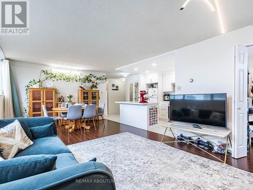 1012 - 3700 Kaneff Crescent, Mississauga, ON - Indoor Photo Showing Living Room