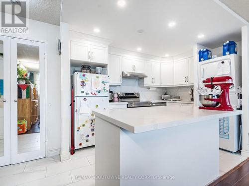 1012 - 3700 Kaneff Crescent, Mississauga, ON - Indoor Photo Showing Kitchen