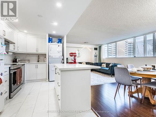 1012 - 3700 Kaneff Crescent, Mississauga, ON - Indoor Photo Showing Kitchen