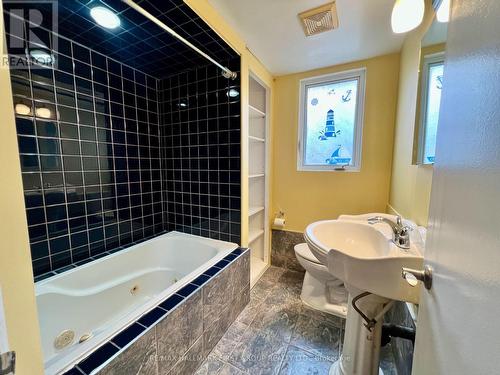 33 Lincoln Street, Ajax, ON - Indoor Photo Showing Bathroom