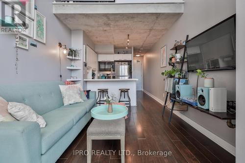 415 - 255 Richmond Street E, Toronto, ON - Indoor Photo Showing Living Room