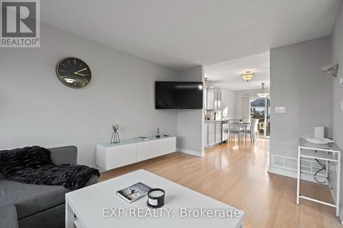 9 Waddington Crescent, Barrie, ON - Indoor Photo Showing Living Room