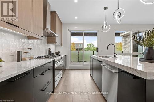 151G Port Robinson Road, Pelham (662 - Fonthill), ON - Indoor Photo Showing Kitchen With Upgraded Kitchen