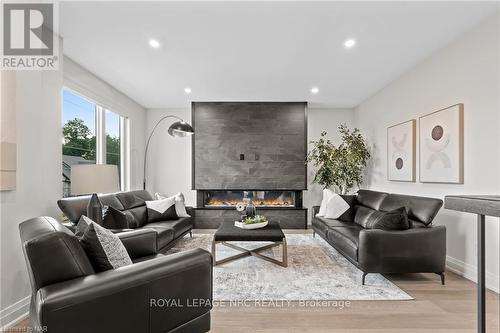 151G Port Robinson Road, Pelham (662 - Fonthill), ON - Indoor Photo Showing Living Room