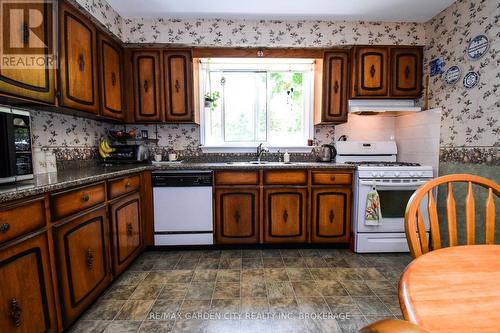 3857 Victoria Avenue, Lincoln (980 - Lincoln-Jordan/Vineland), ON - Indoor Photo Showing Kitchen With Double Sink