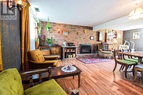 3857 Victoria Avenue, Lincoln (980 - Lincoln-Jordan/Vineland), ON - Indoor Photo Showing Living Room With Fireplace