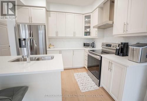 184 Esther Crescent, Thorold (562 - Hurricane/Merrittville), ON - Indoor Photo Showing Kitchen With Double Sink