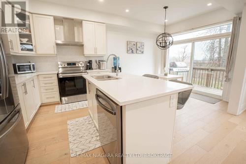 184 Esther Crescent, Thorold (562 - Hurricane/Merrittville), ON - Indoor Photo Showing Kitchen With Double Sink With Upgraded Kitchen