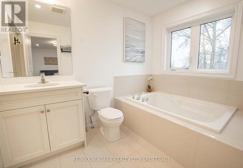 184 Esther Crescent, Thorold (562 - Hurricane/Merrittville), ON - Indoor Photo Showing Bathroom