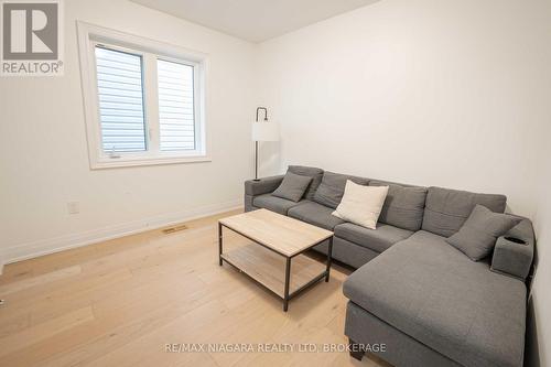 184 Esther Crescent, Thorold (562 - Hurricane/Merrittville), ON - Indoor Photo Showing Living Room