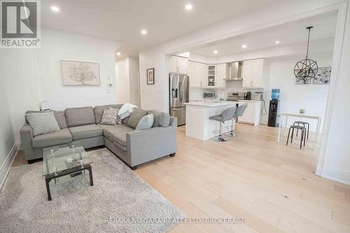 184 Esther Crescent, Thorold (562 - Hurricane/Merrittville), ON - Indoor Photo Showing Living Room