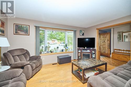 27 Meadowvale Place, Welland (767 - N. Welland), ON - Indoor Photo Showing Living Room