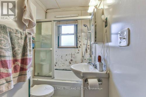 1840 Royal Crescent, London, ON - Indoor Photo Showing Bathroom