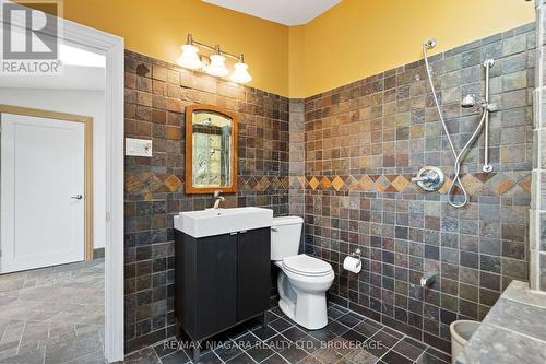 11825 Lakeshore Road, Wainfleet, ON - Indoor Photo Showing Bathroom