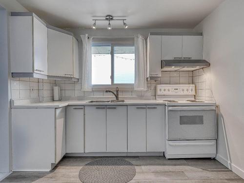 Kitchen - 303-6320 Place Bonaventure, Brossard, QC - Indoor Photo Showing Kitchen With Double Sink