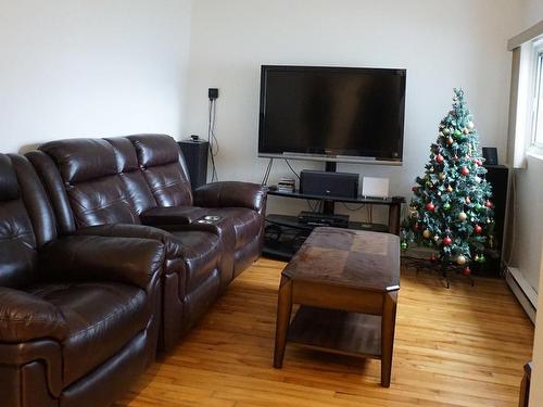 Living room - A-8201 Rue Louis-Xiv, Montréal (Saint-Léonard), QC - Indoor Photo Showing Living Room