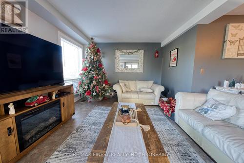 1405 Fisher Court, Kingston, ON - Indoor Photo Showing Living Room