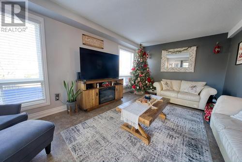 1405 Fisher Court, Kingston, ON - Indoor Photo Showing Living Room