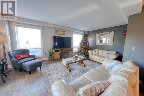 1405 Fisher Court, Kingston, ON - Indoor Photo Showing Living Room