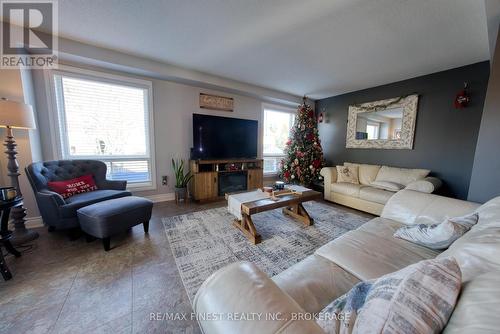 1405 Fisher Court, Kingston, ON - Indoor Photo Showing Living Room