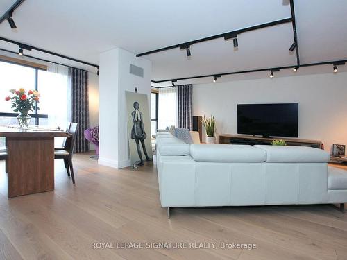 703-1 Concorde Pl, Toronto, ON - Indoor Photo Showing Living Room