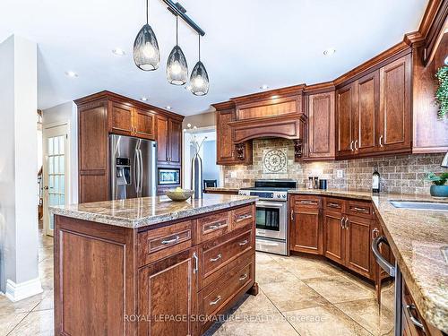 14 Hutton Cres, Caledon, ON - Indoor Photo Showing Kitchen With Upgraded Kitchen