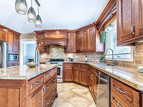 14 Hutton Cres, Caledon, ON - Indoor Photo Showing Kitchen With Upgraded Kitchen