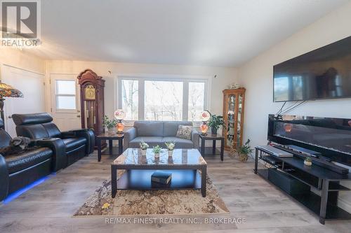 2221 Burbrook Road, Kingston (City North Of 401), ON - Indoor Photo Showing Living Room