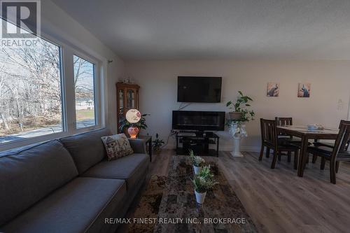 2221 Burbrook Road, Kingston (City North Of 401), ON - Indoor Photo Showing Living Room