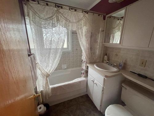 153 Grand Trunk Avenue, Dryden, ON - Indoor Photo Showing Bathroom