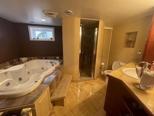 153 Grand Trunk Avenue, Dryden, ON - Indoor Photo Showing Bathroom