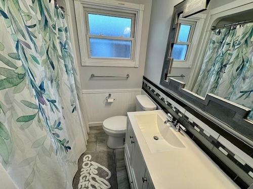 2035 Hamilton Avenue, Thunder Bay, ON - Indoor Photo Showing Bathroom